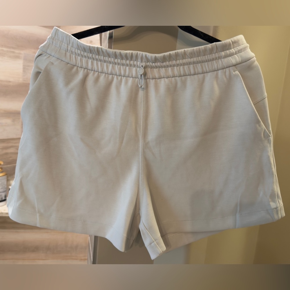 Lululemon Athletica Bone Softstream Athletic Shorts Elastic Waist